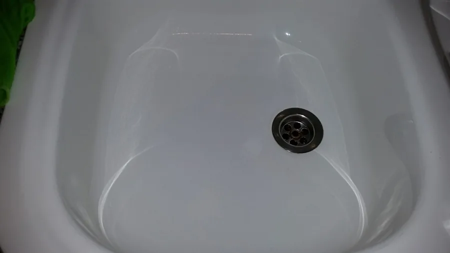 Sauberes Waschbecken nach der Reinigung