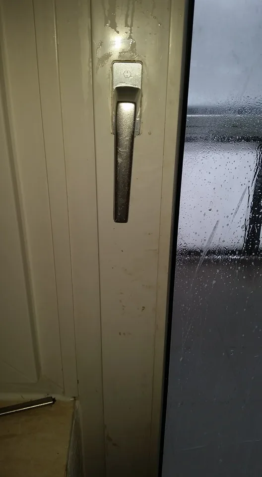 Verschmutzter Fensterrahmen mit Griff vor der Reinigung