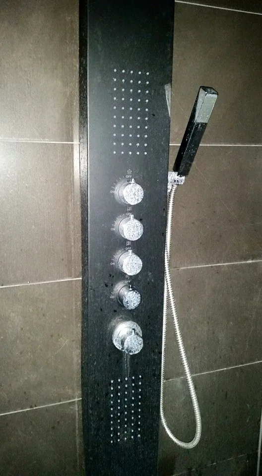 Verkalktes Duschpaneel vor der Reinigung