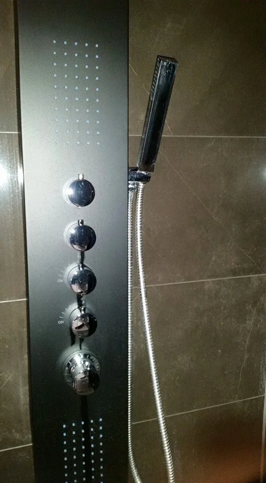 Glänzendes Duschpaneel nach der Reinigung
